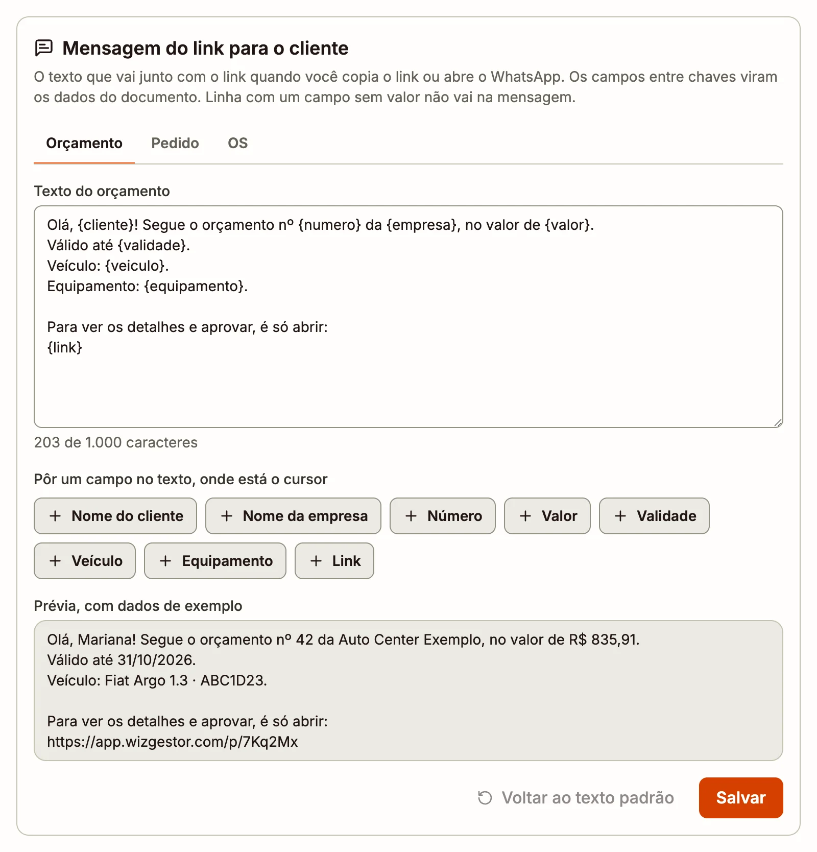 Cartão Mensagem do link para o cliente, em Configurações → Personalização, com as abas Orçamento, Pedido e OS, o texto com os campos entre chaves, os botões dos campos, a prévia com dados de exemplo e os botões Voltar ao texto padrão e Salvar
