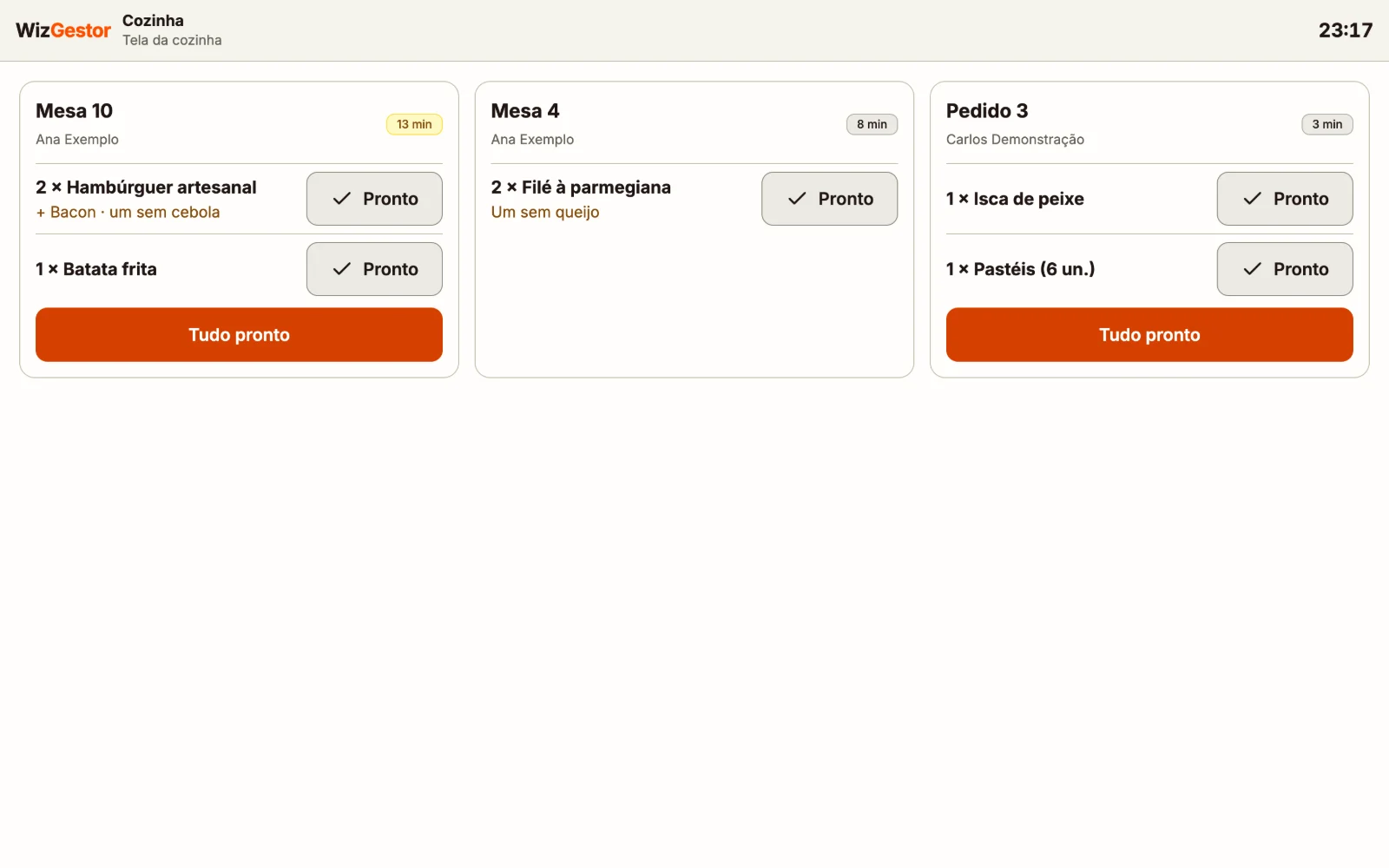 Tela da cozinha com os pedidos das mesas 10 e 4 e do pedido 3, o tempo de espera e os botões Pronto
