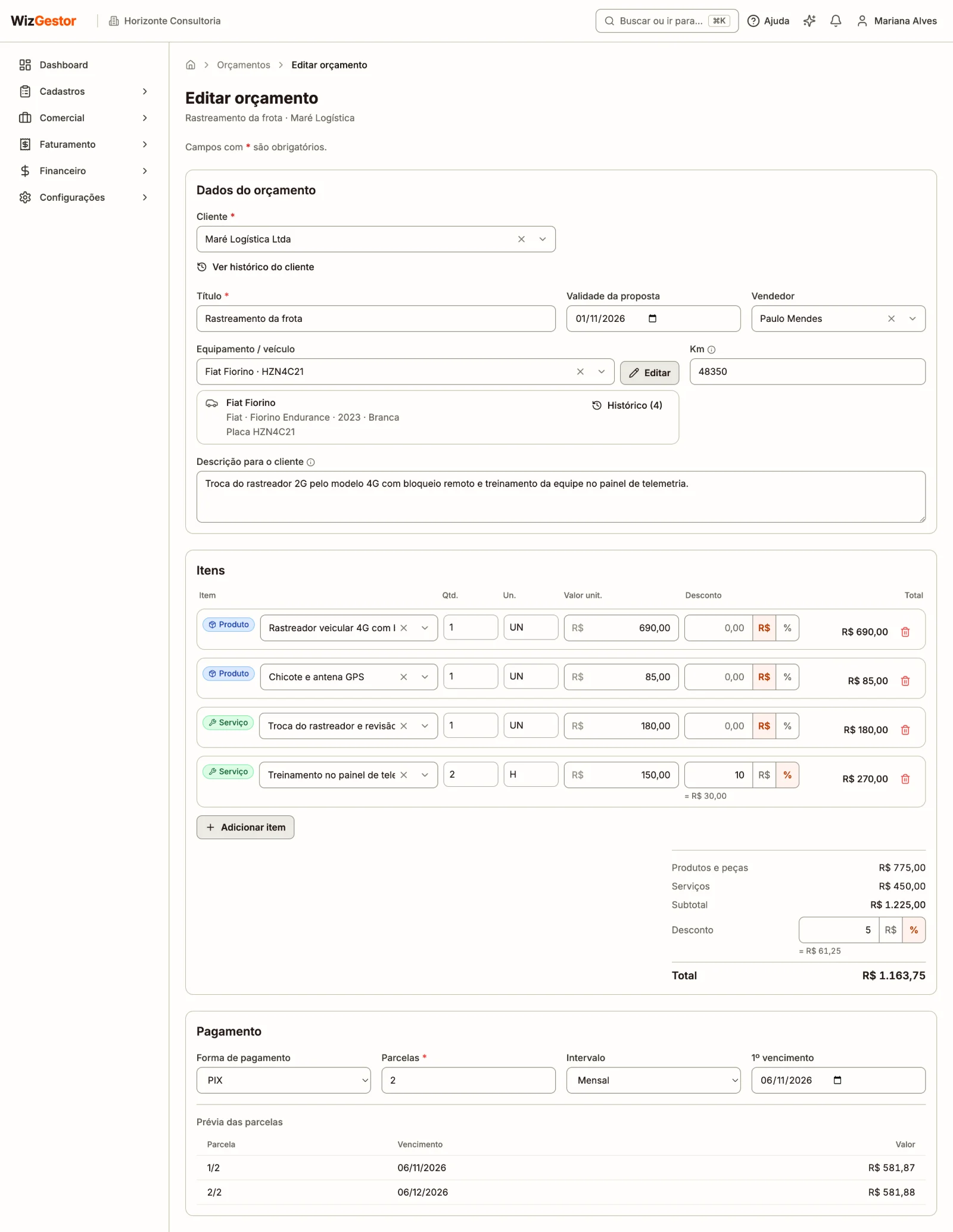 Formulário do orçamento com o cliente e o link Ver histórico do cliente, vendedor, veículo com a placa, o km e o botão Histórico, itens com desconto em R$ ou em %, totais e prévia das parcelas