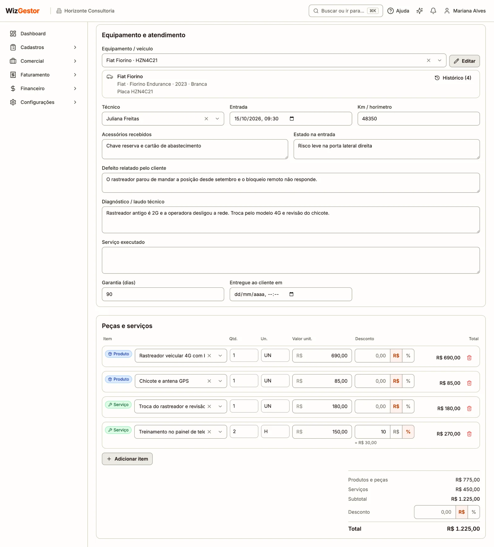Formulário da ordem de serviço com o veículo e a placa (com o botão Histórico e o número de documentos dele), técnico, entrada, km, acessórios, defeito, laudo, garantia e as peças e serviços com desconto em R$ ou %