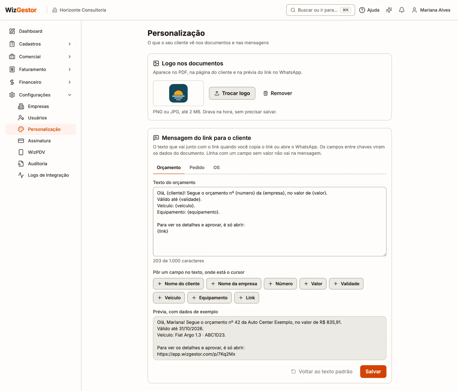 Tela Configurações → Personalização com o cartão Logo nos documentos, com a prévia do logo e os botões Trocar logo e Remover, e, embaixo, o cartão Mensagem do link para o cliente com as abas Orçamento, Pedido e OS, o texto, os botões dos campos e a prévia